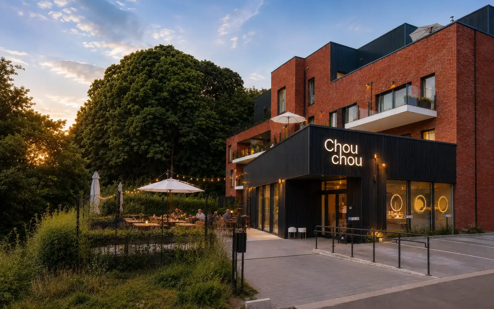 Le Comptoir Chouchou, restaurant à Mont-Saint-Guibert, et sa terrasse au coucher du soleil